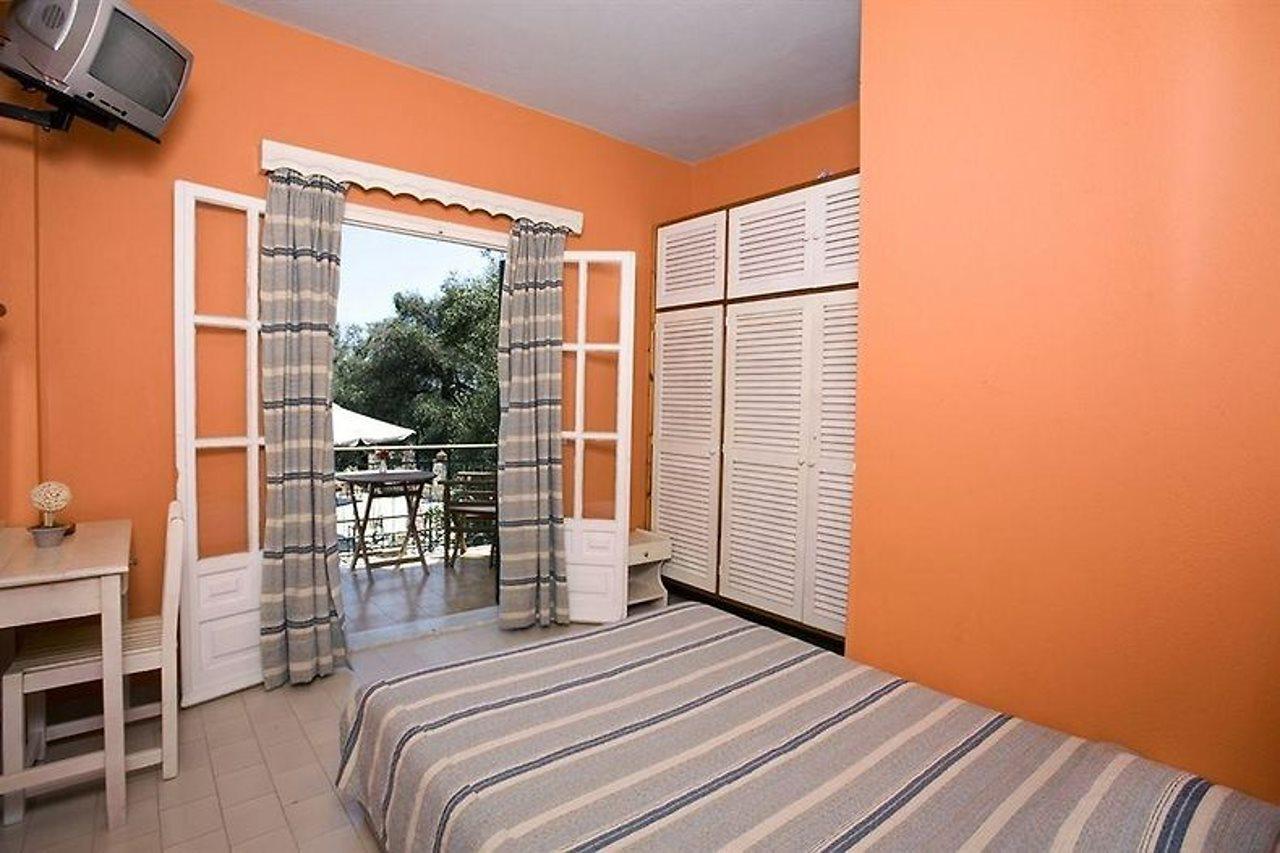 Yannis Servos Barbati Apartments Bagian luar foto